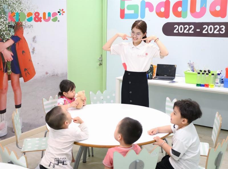 Trẻ em vui vẻ hát bài hát về 12 tháng bằng tiếng Anh giúp việc học trở nên thú vị